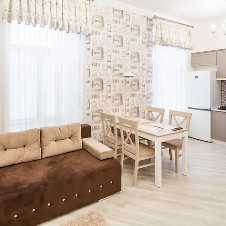 Leogrand Vip Apartments On Udatnogo 4 Lviv Exterior photo